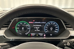 musta Audi e-tron 2023 kuva 16.