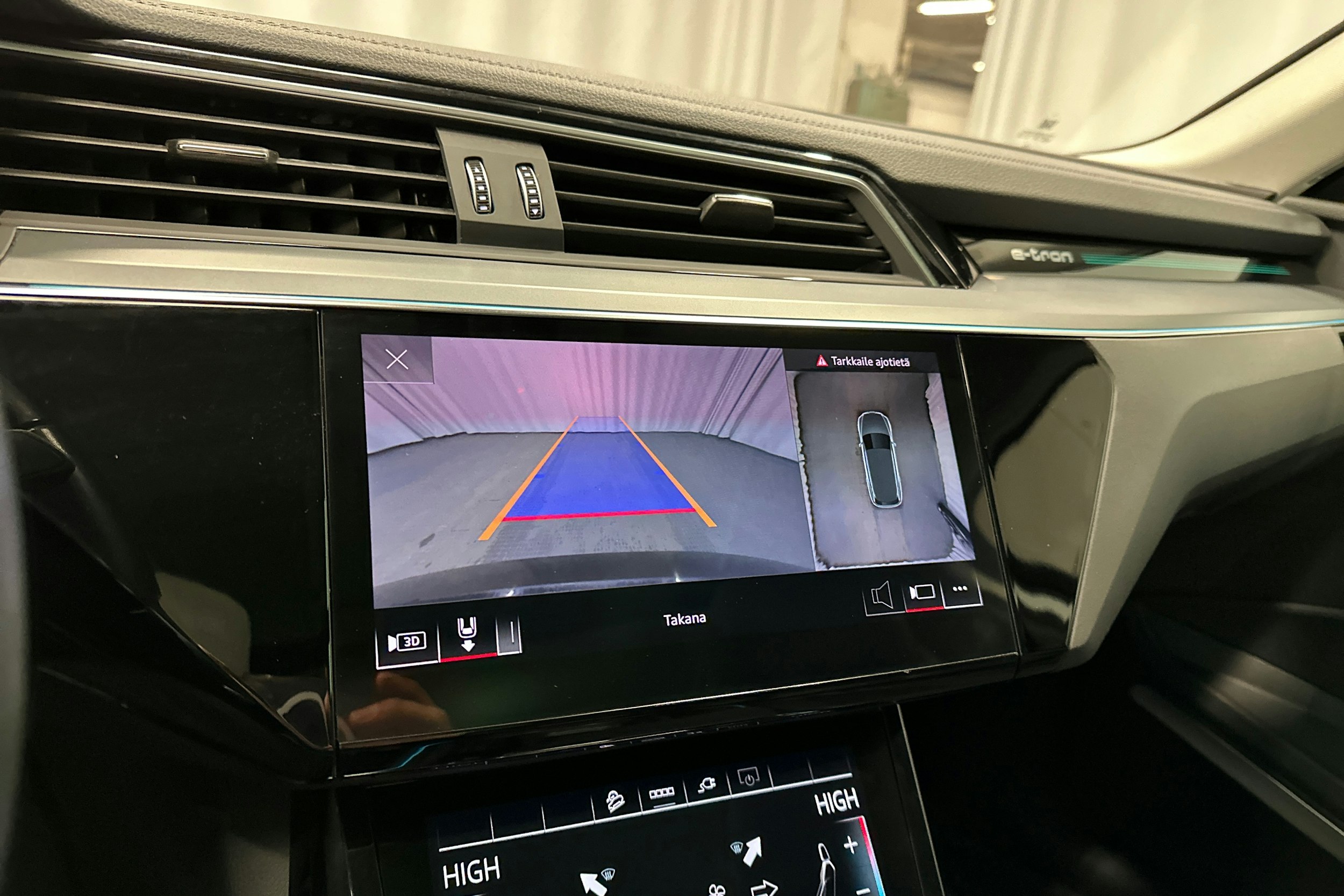musta Audi e-tron 2023 kuva 18.