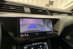 musta Audi e-tron 2023 kuva 18.