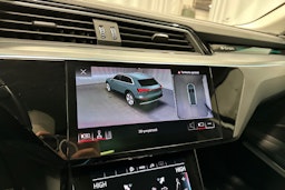 musta Audi e-tron 2023 kuva 19.