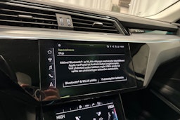 musta Audi e-tron 2023 kuva 20.