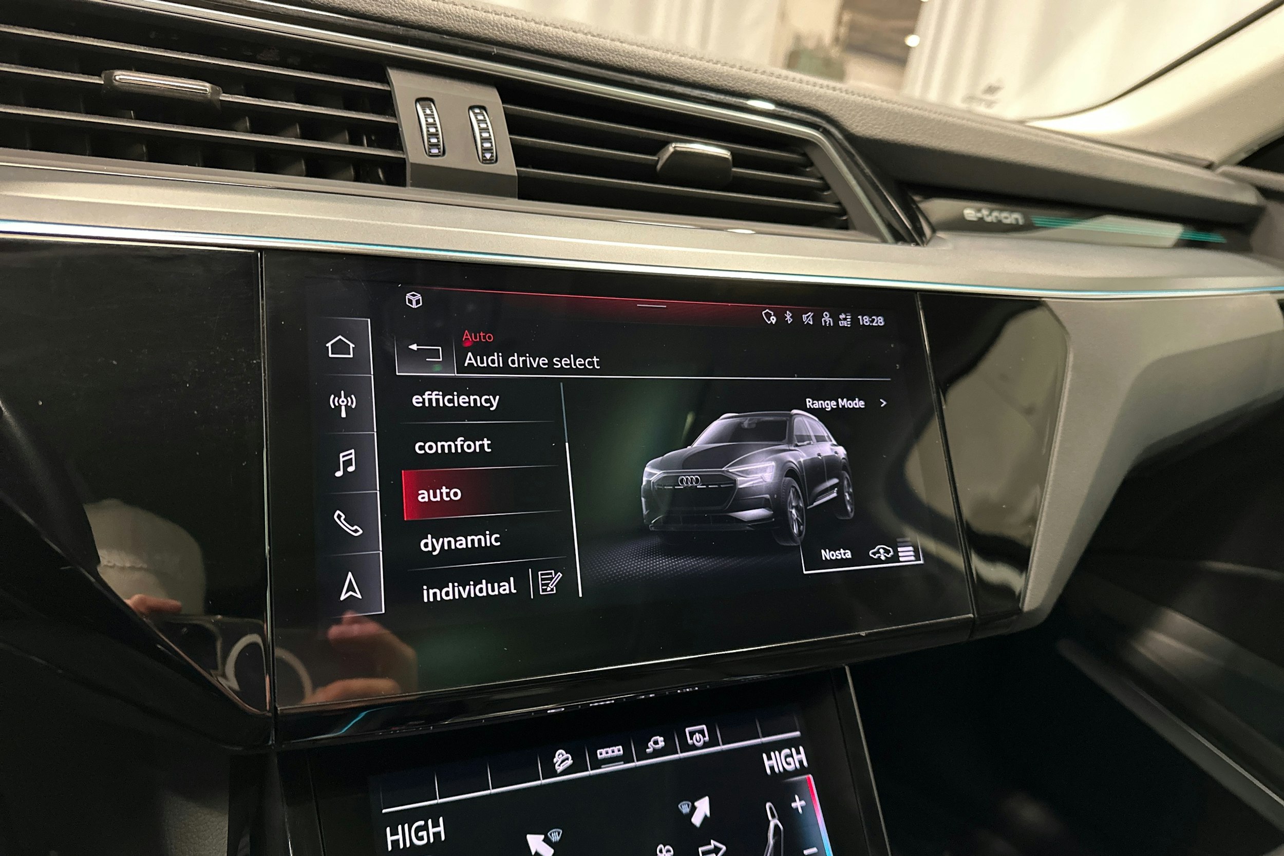 musta Audi e-tron 2023 kuva 21.