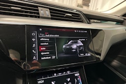 musta Audi e-tron 2023 kuva 21.