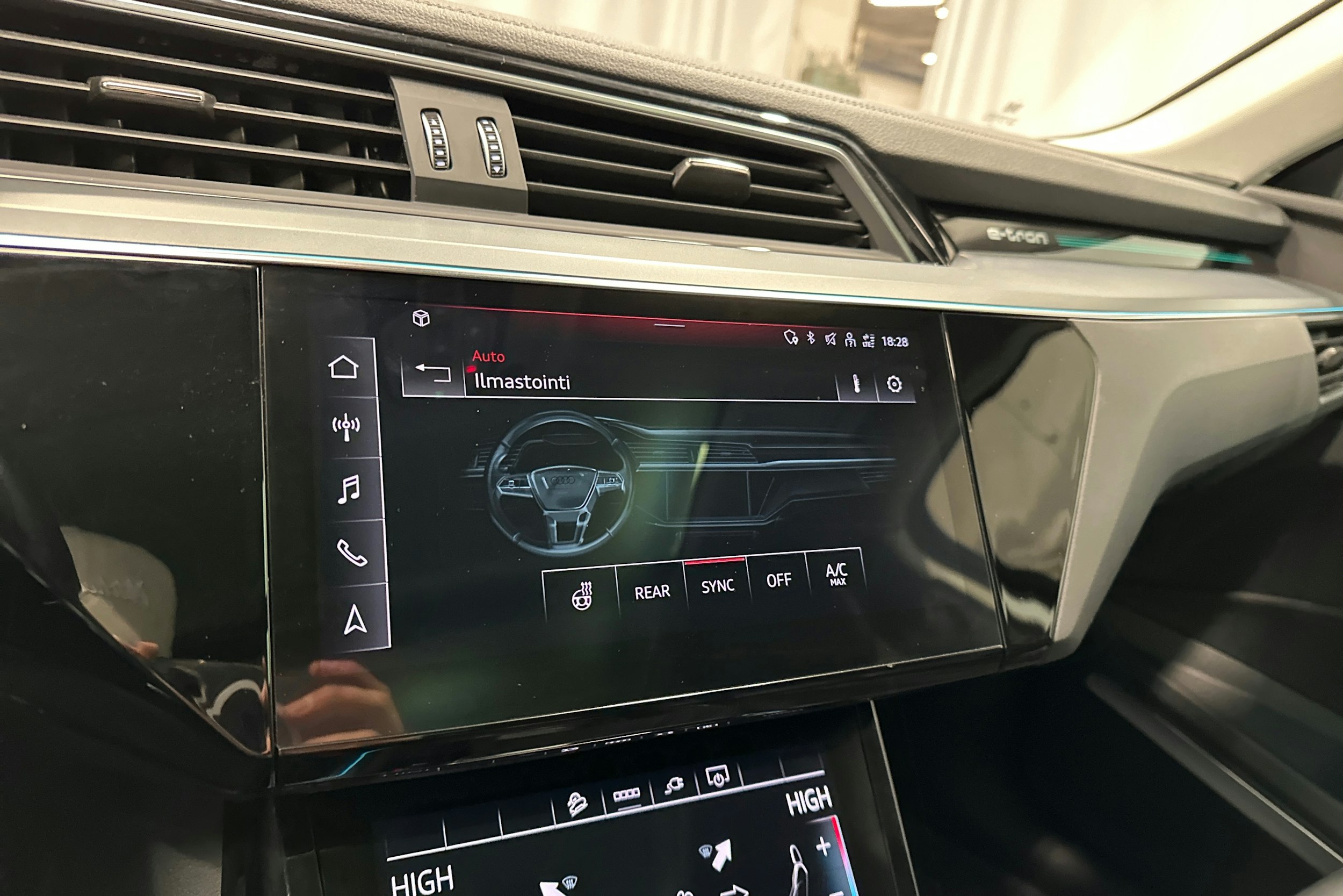 musta Audi e-tron 2023 kuva 22.