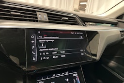 musta Audi e-tron 2023 kuva 23.