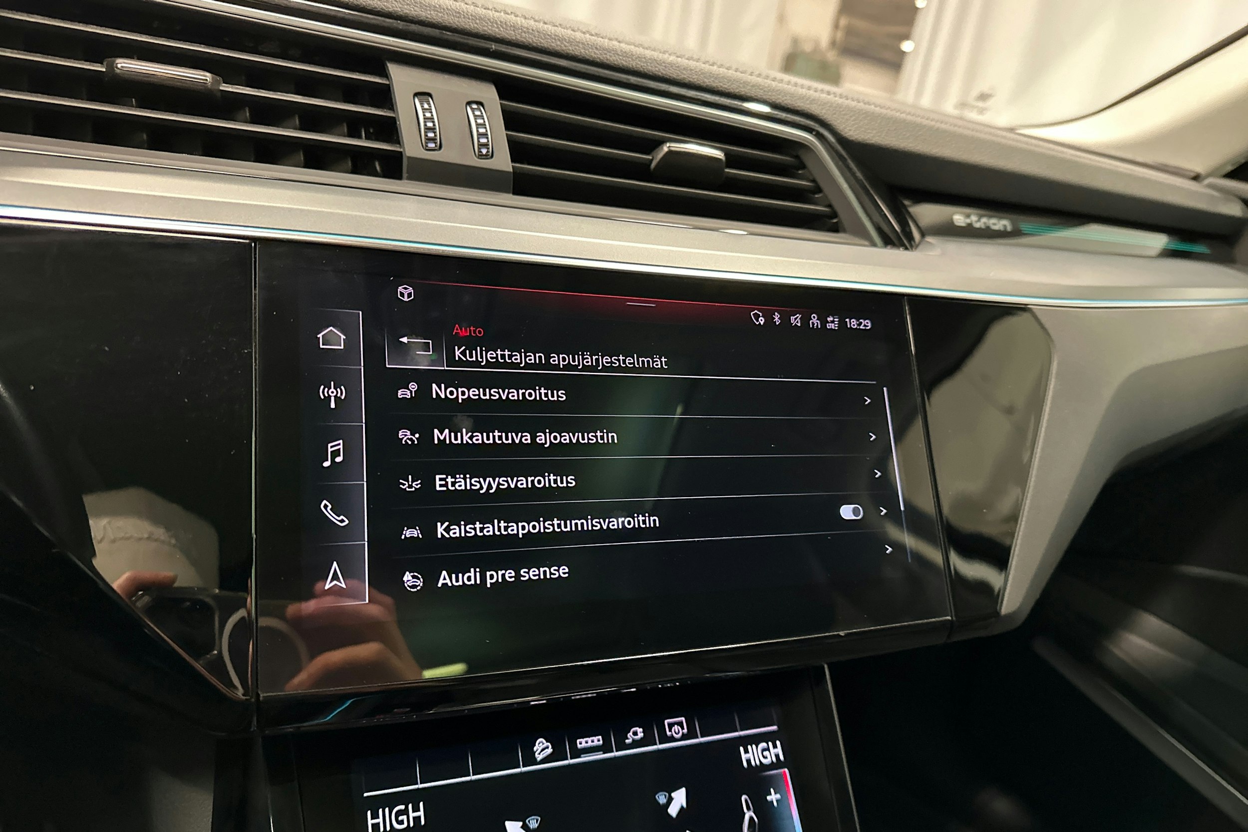 musta Audi e-tron 2023 kuva 24.