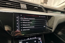 musta Audi e-tron 2023 kuva 24.