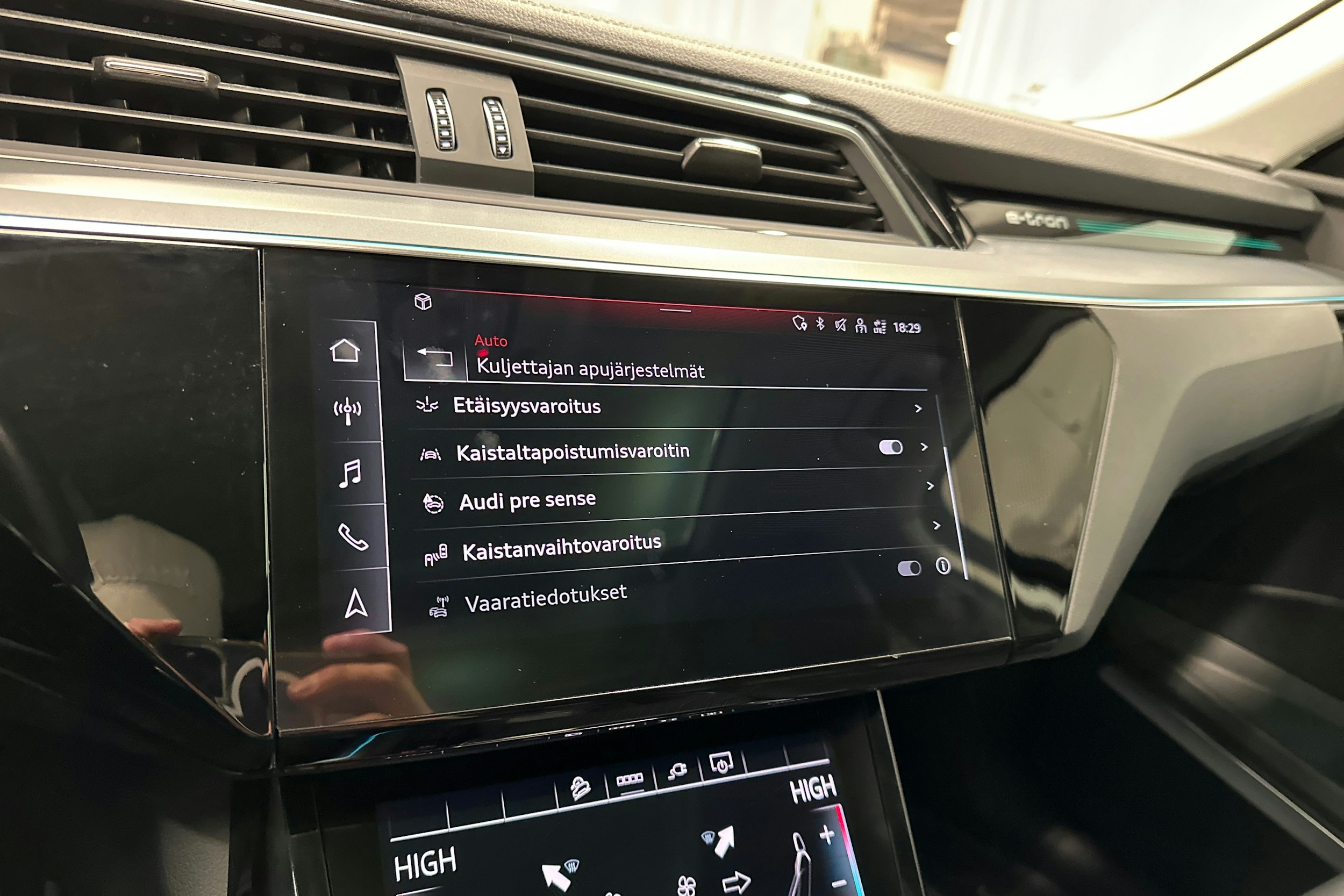 musta Audi e-tron 2023 kuva 25.