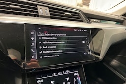 musta Audi e-tron 2023 kuva 25.
