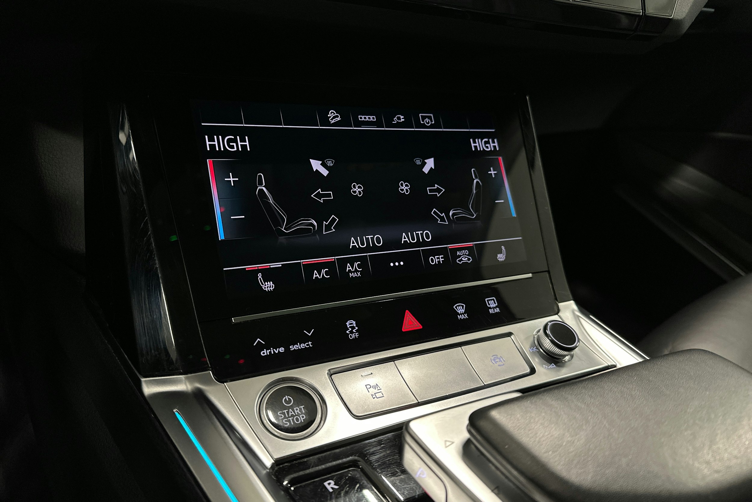 musta Audi e-tron 2023 kuva 26.