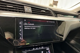 musta Audi e-tron 2023 kuva 29.