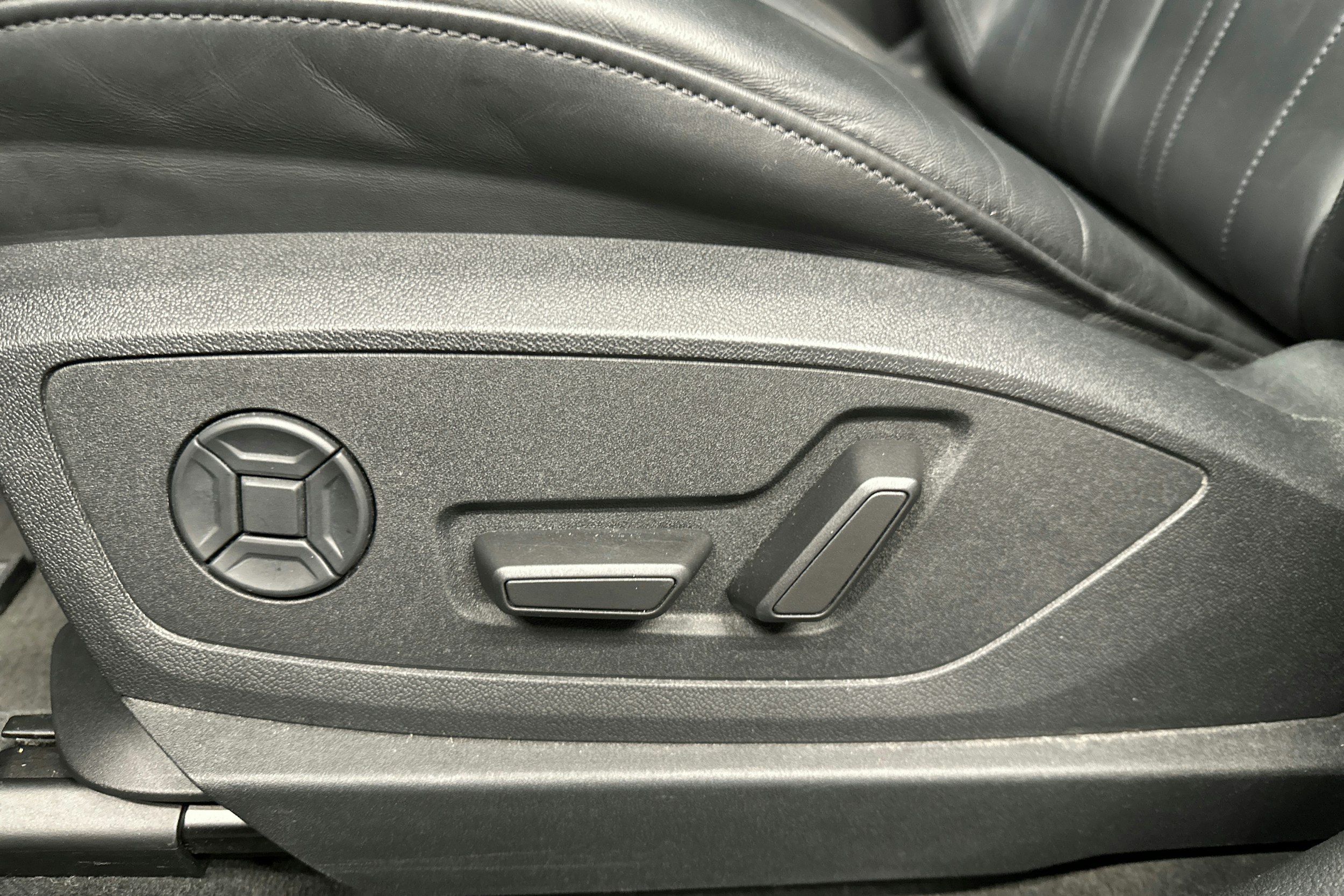 musta Audi e-tron 2023 kuva 31.