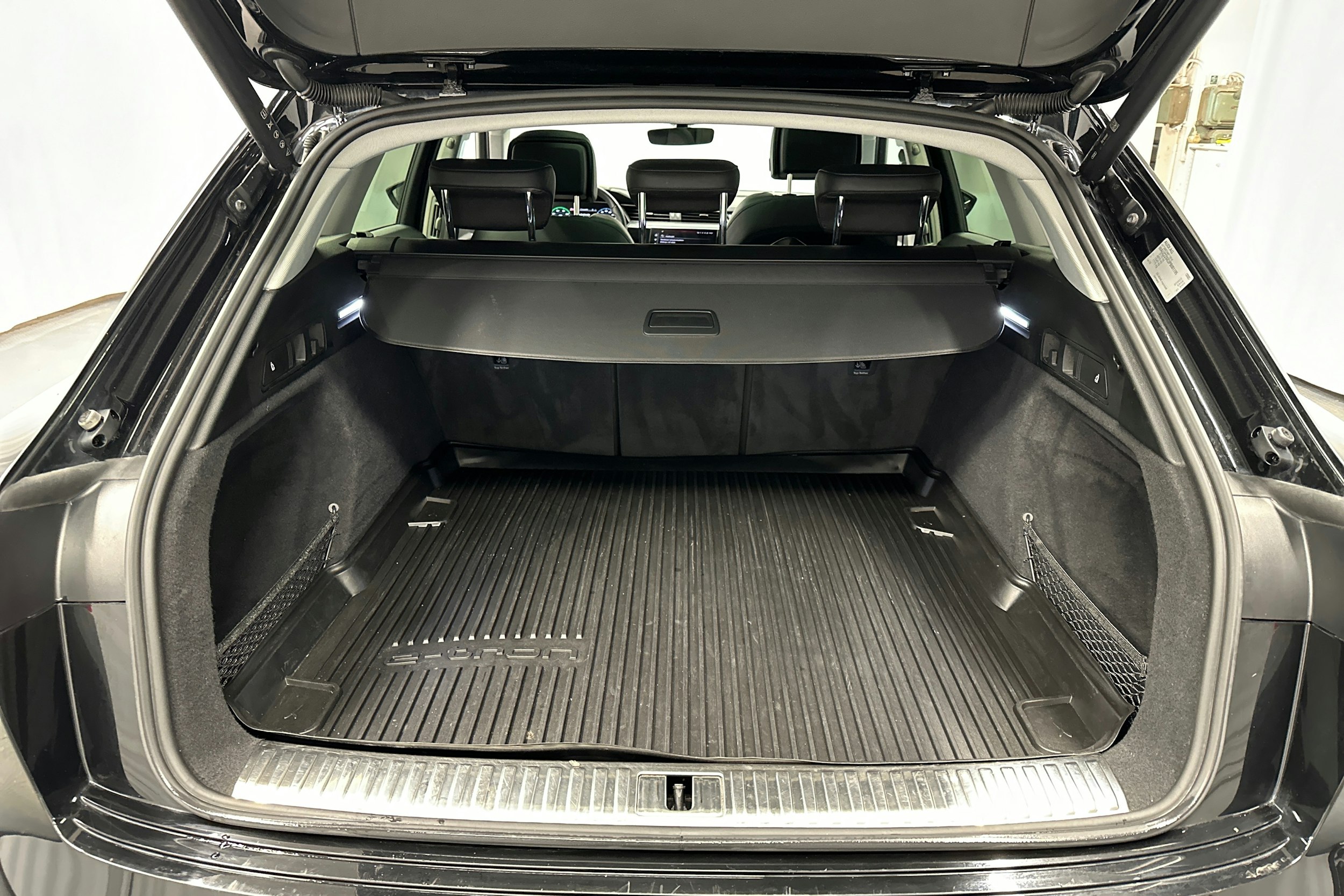 musta Audi e-tron 2023 kuva 35.