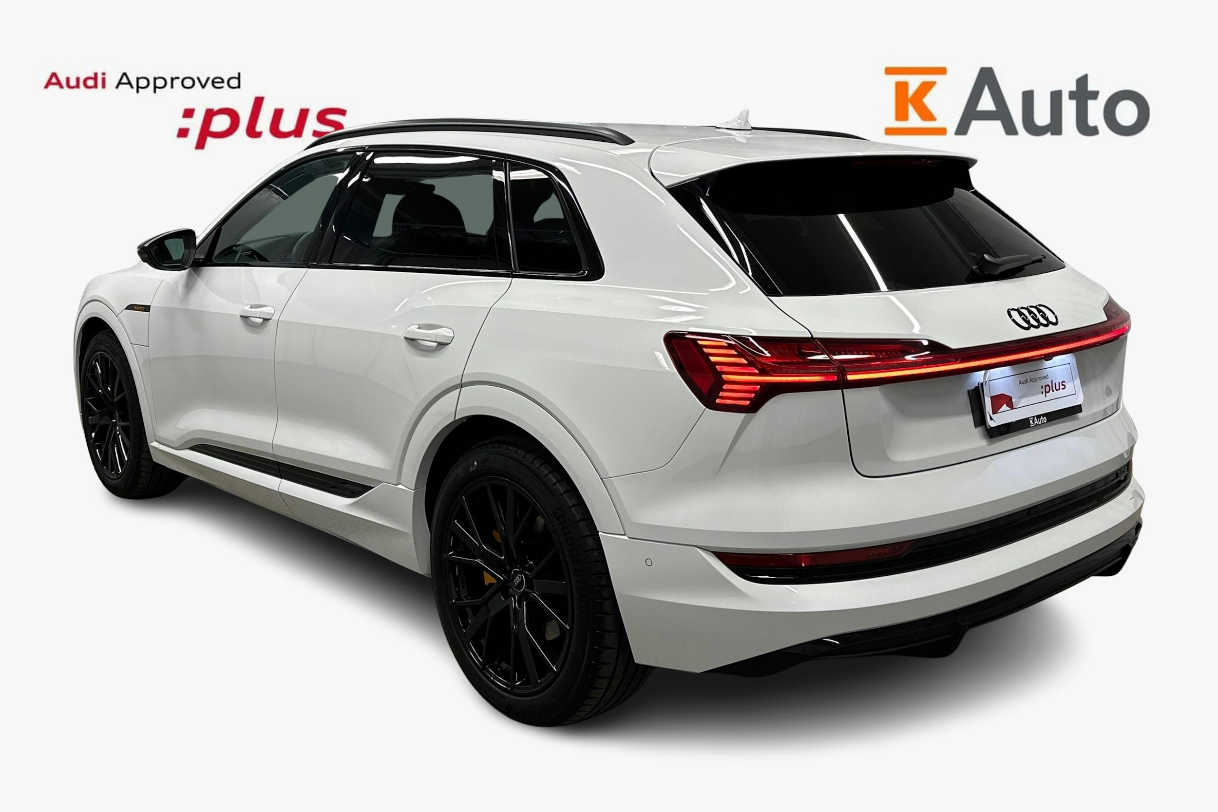 valkoinen Audi e-tron 2023 kuva 2.
