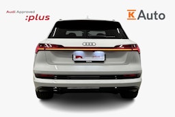 valkoinen Audi e-tron 2023 kuva 3.
