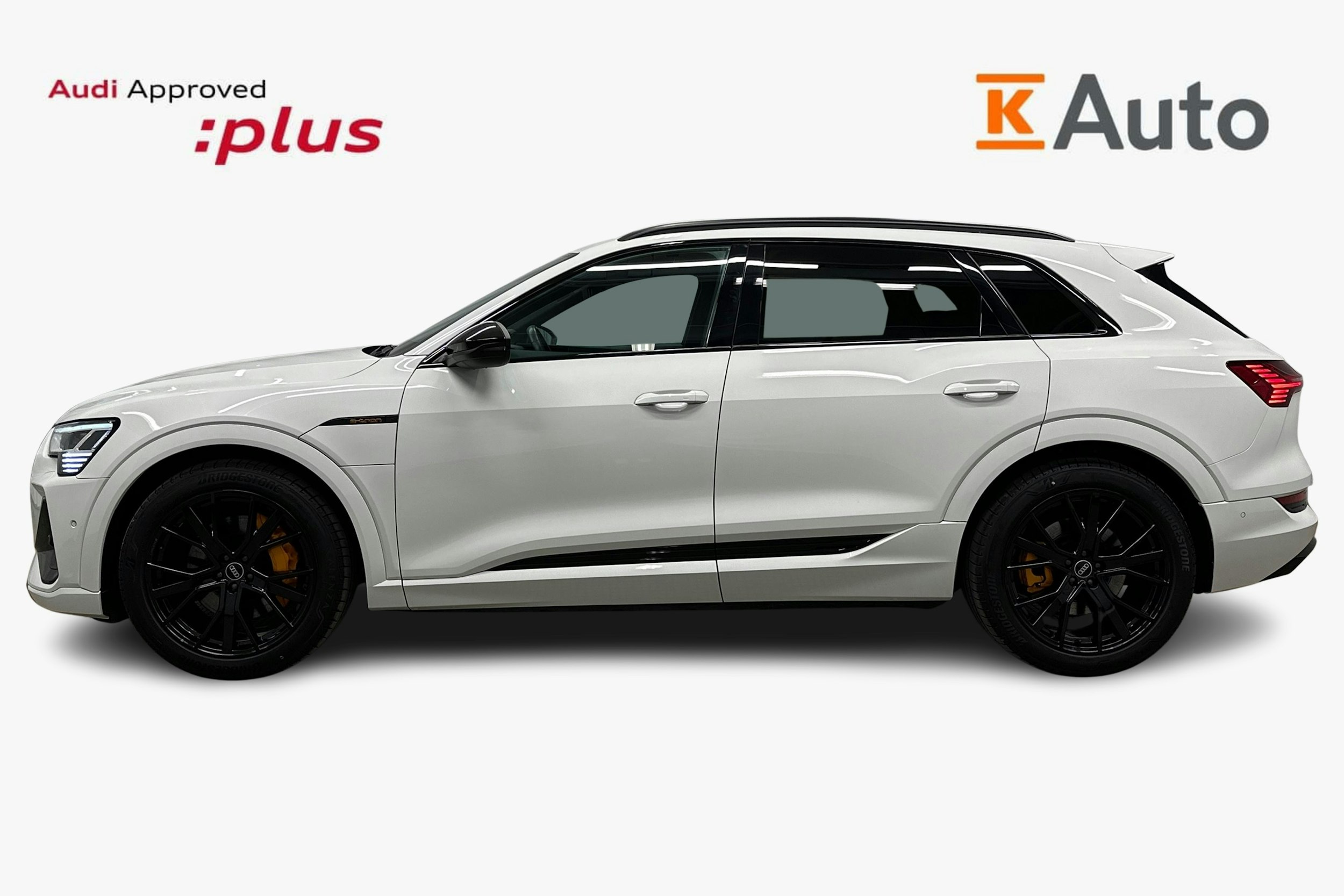 valkoinen Audi e-tron 2023 kuva 6.