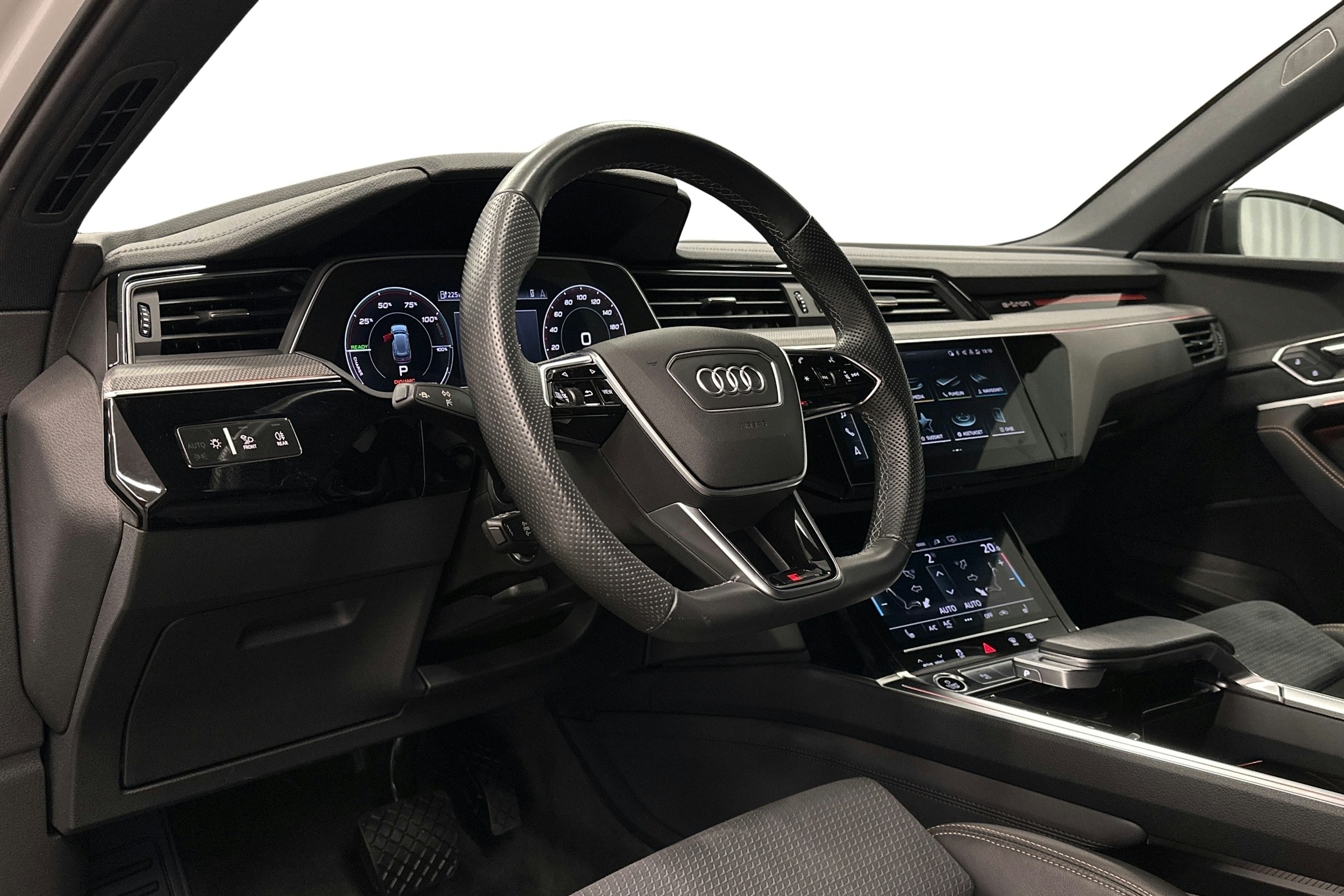 valkoinen Audi e-tron 2023 kuva 7.