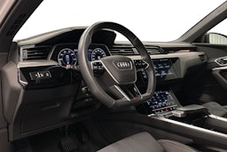 valkoinen Audi e-tron 2023 kuva 7.
