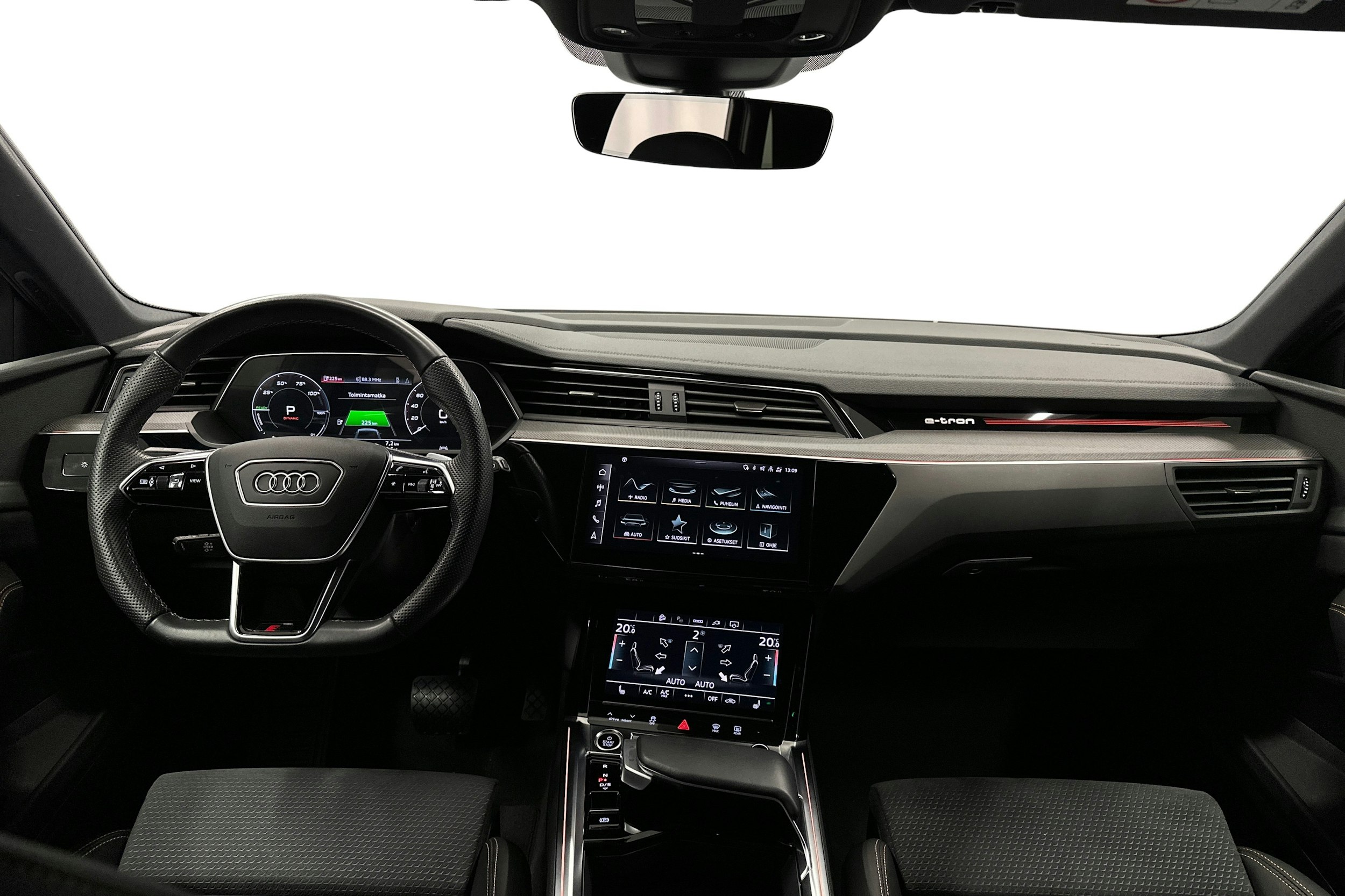 valkoinen Audi e-tron 2023 kuva 9.