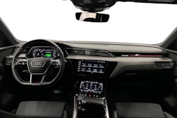 valkoinen Audi e-tron 2023 kuva 9.