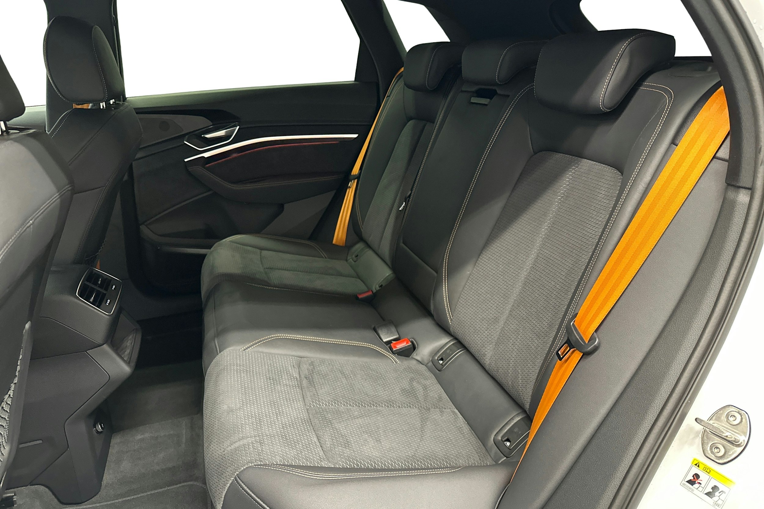 valkoinen Audi e-tron 2023 kuva 10.