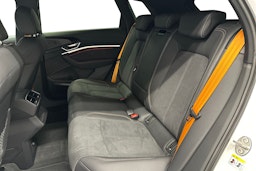 valkoinen Audi e-tron 2023 kuva 10.