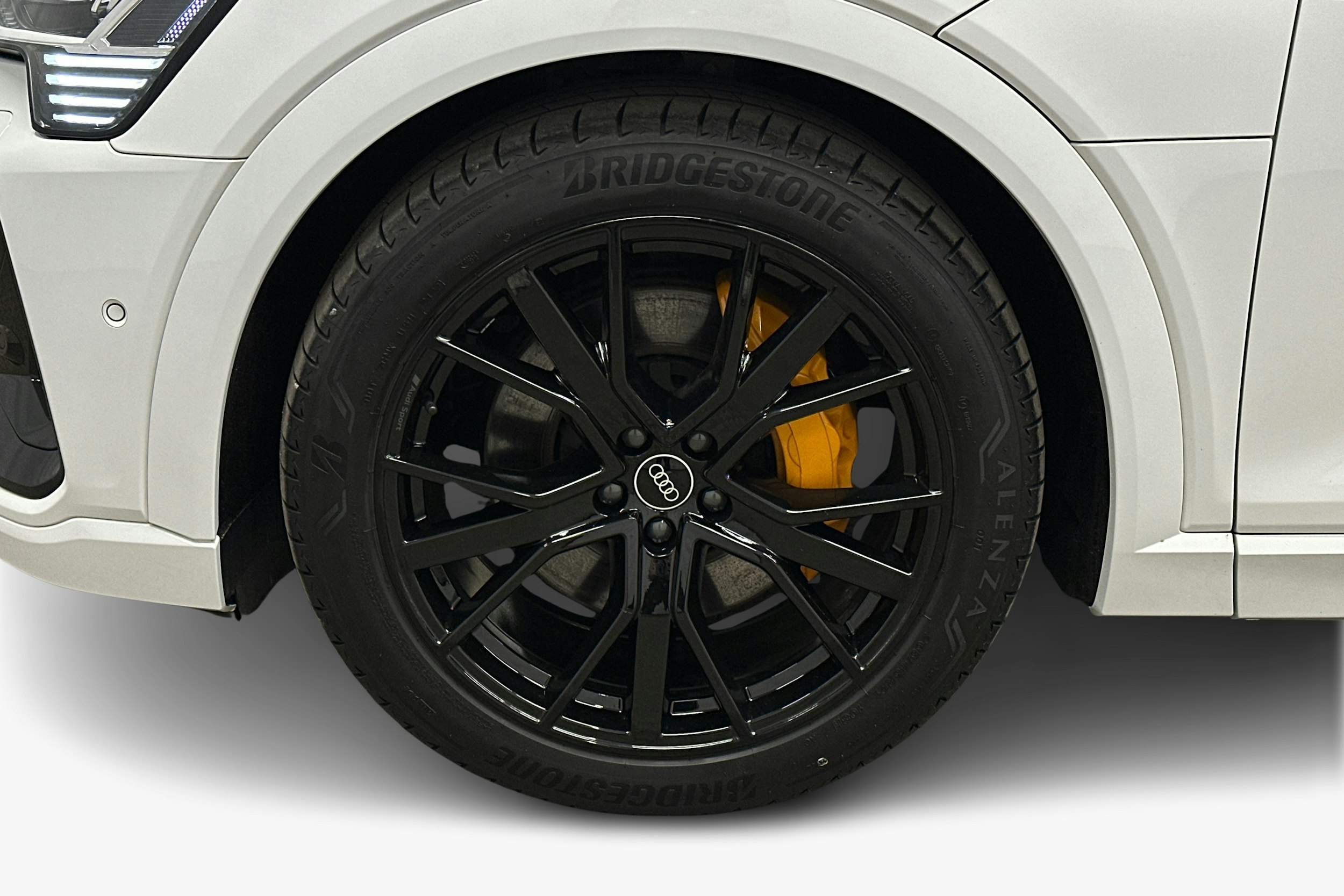 valkoinen Audi e-tron 2023 kuva 11.
