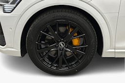 valkoinen Audi e-tron 2023 kuva 11.