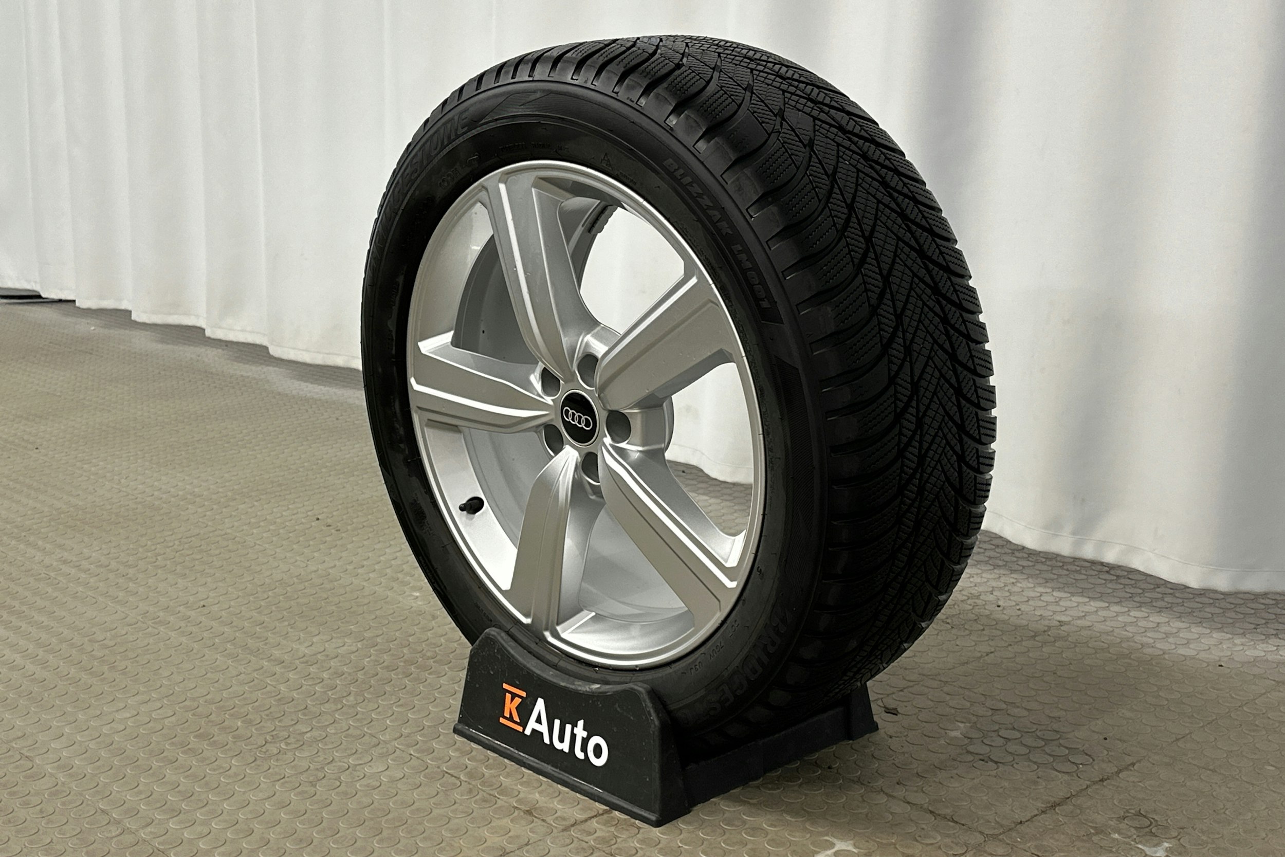 valkoinen Audi e-tron 2023 kuva 12.