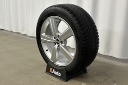 valkoinen Audi e-tron 2023 kuva 12.