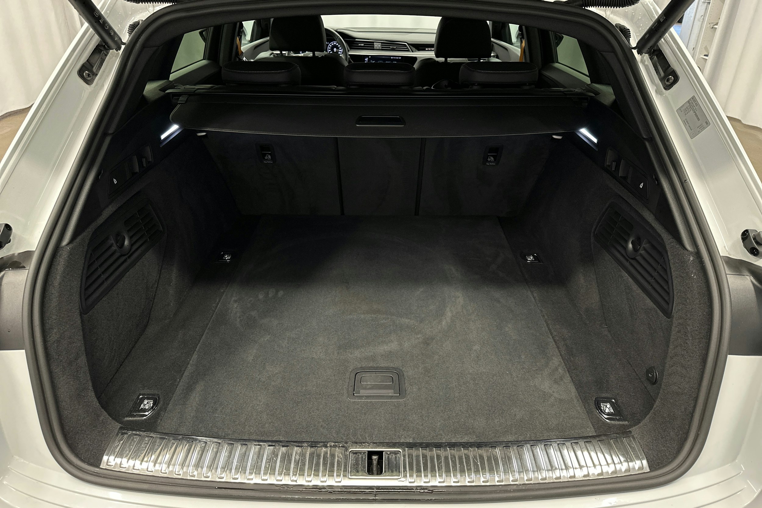 valkoinen Audi e-tron 2023 kuva 13.