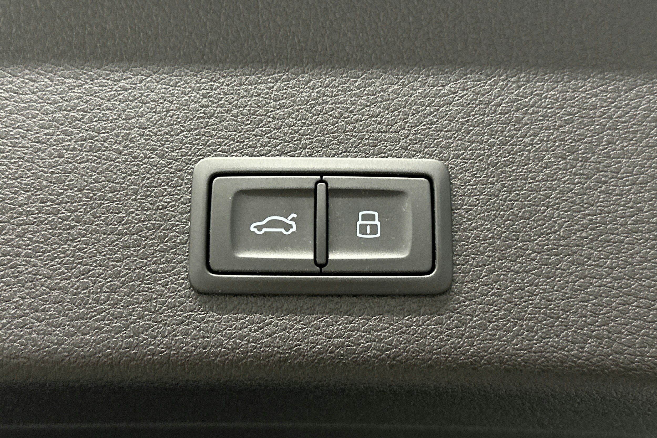 valkoinen Audi e-tron 2023 kuva 14.
