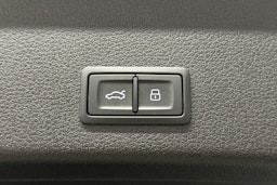 valkoinen Audi e-tron 2023 kuva 14.