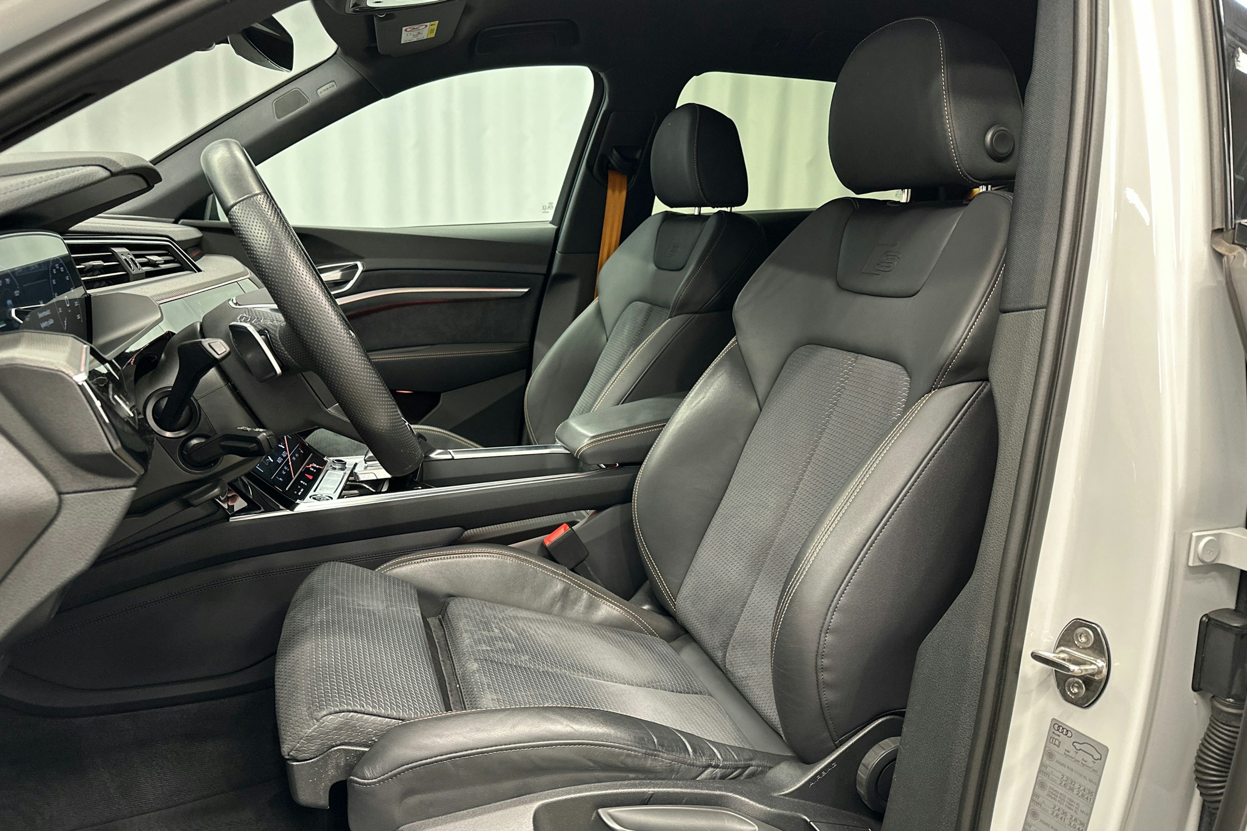 valkoinen Audi e-tron 2023 kuva 15.