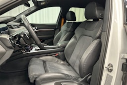 valkoinen Audi e-tron 2023 kuva 15.