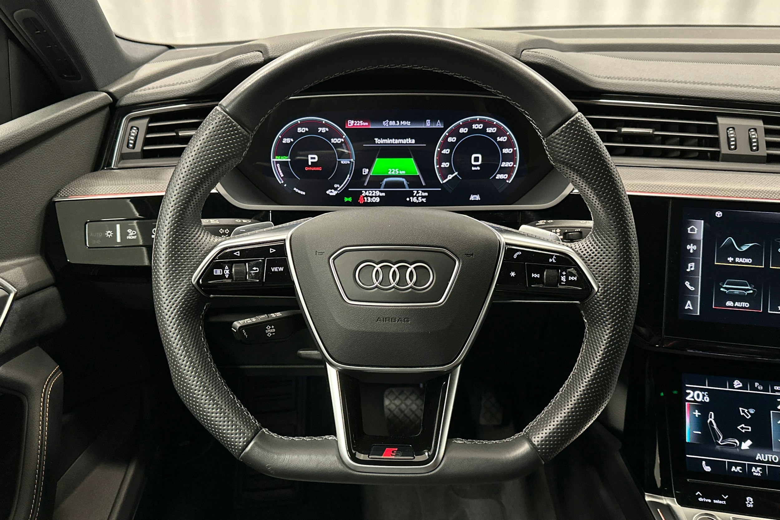 valkoinen Audi e-tron 2023 kuva 16.