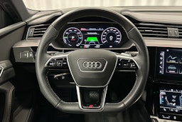 valkoinen Audi e-tron 2023 kuva 16.