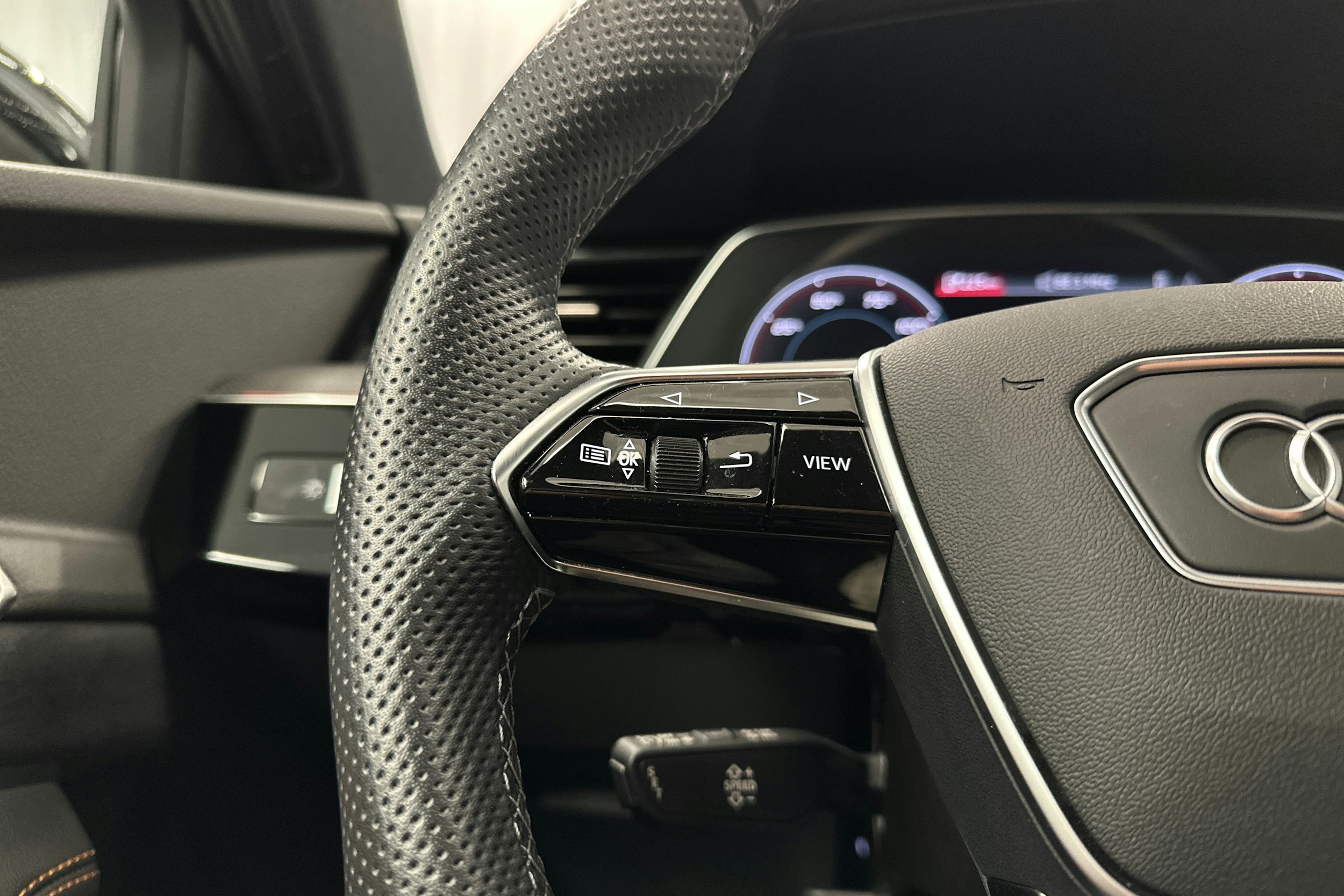 valkoinen Audi e-tron 2023 kuva 17.