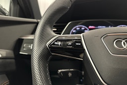 valkoinen Audi e-tron 2023 kuva 17.