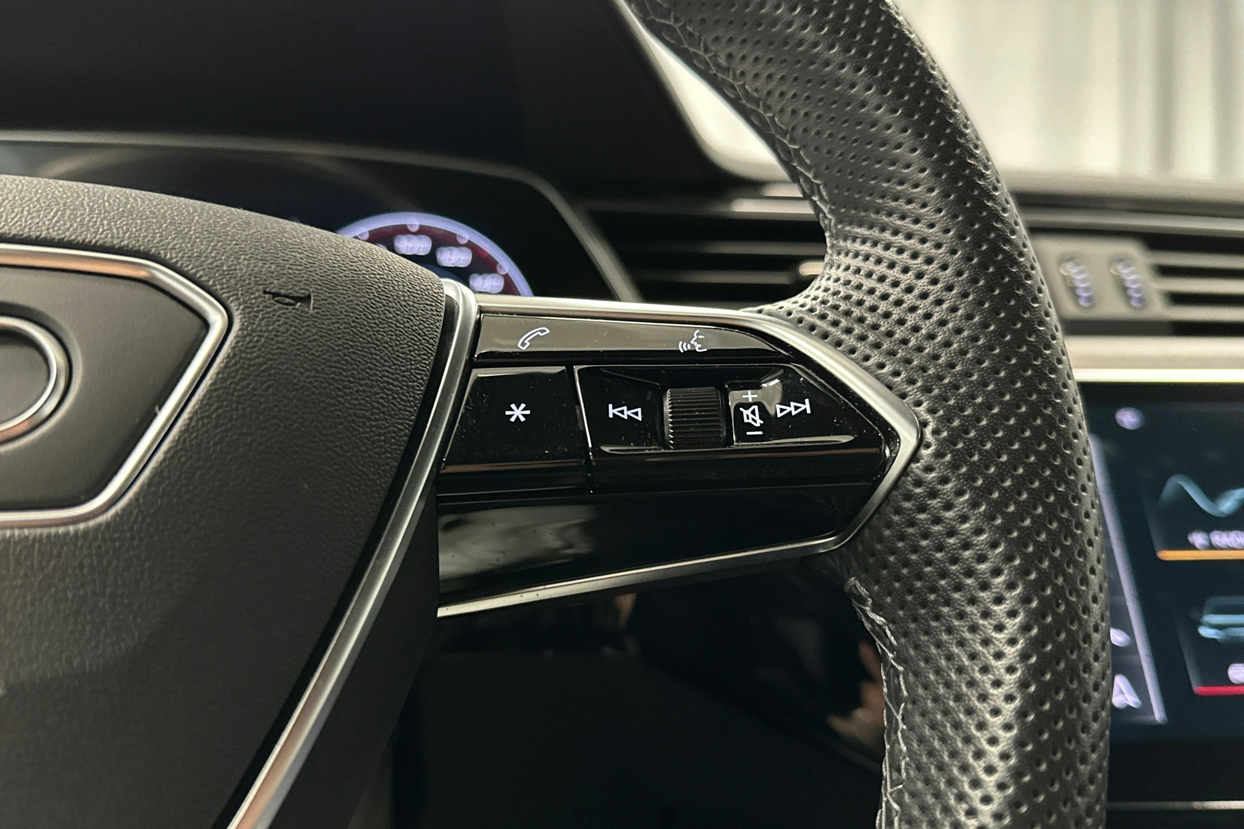 valkoinen Audi e-tron 2023 kuva 18.