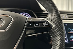 valkoinen Audi e-tron 2023 kuva 18.