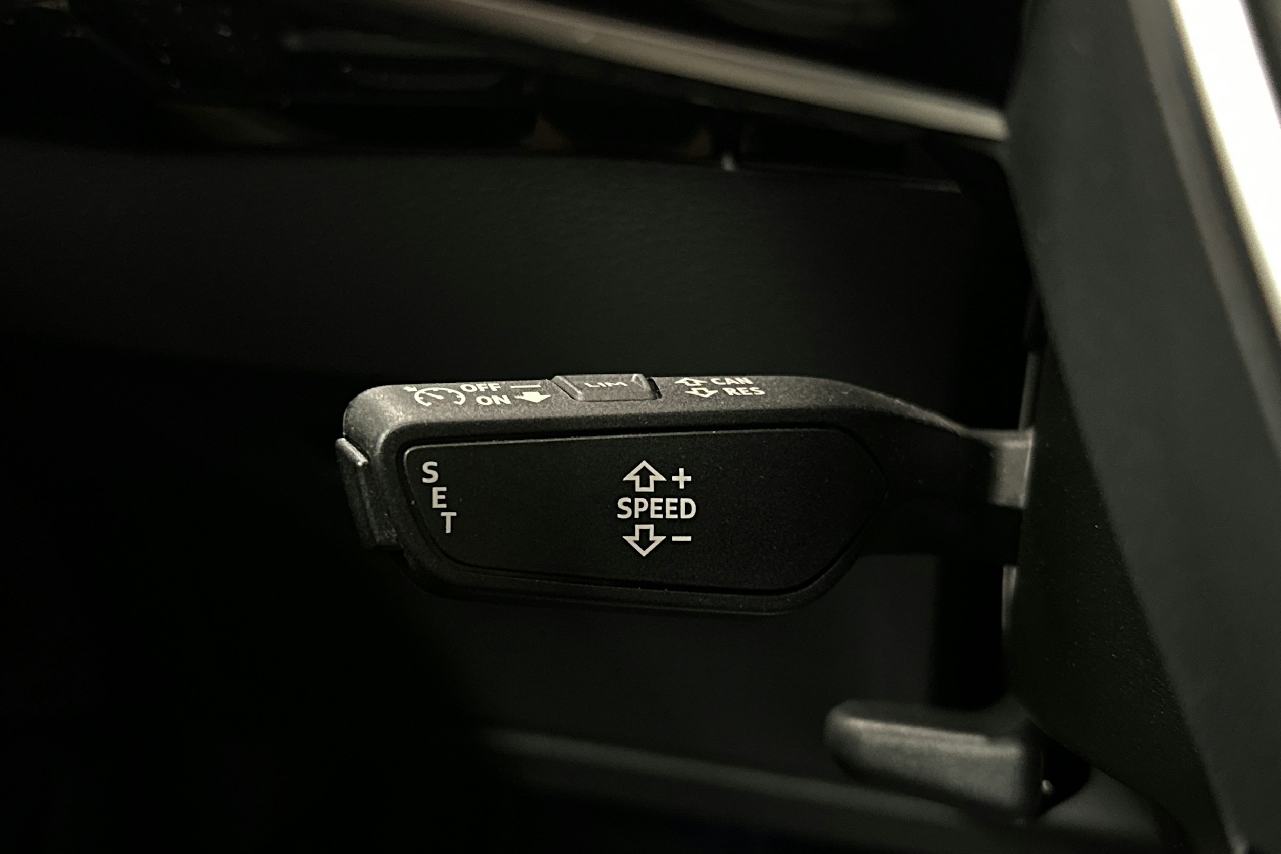 valkoinen Audi e-tron 2023 kuva 19.