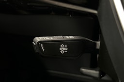valkoinen Audi e-tron 2023 kuva 19.