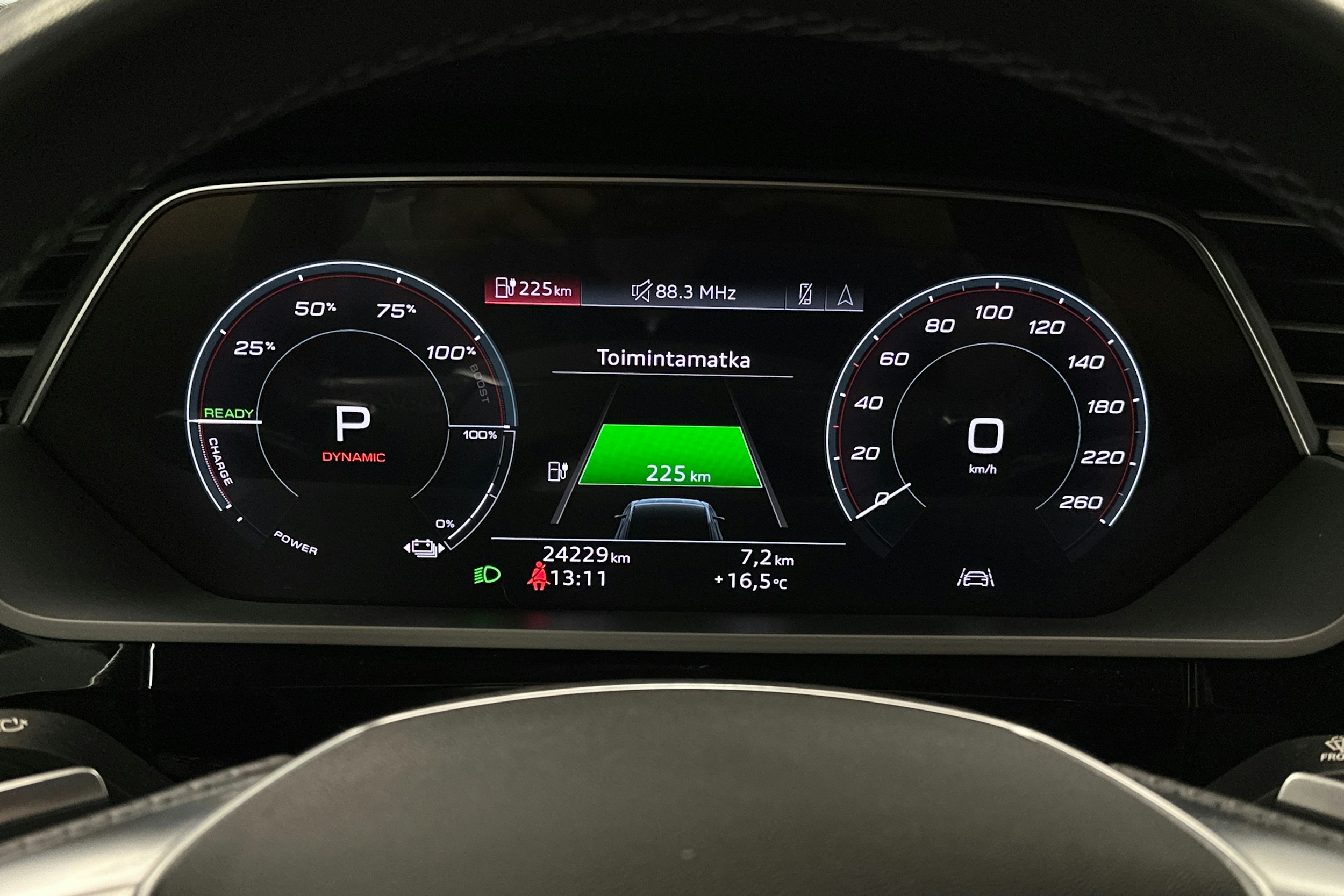valkoinen Audi e-tron 2023 kuva 20.
