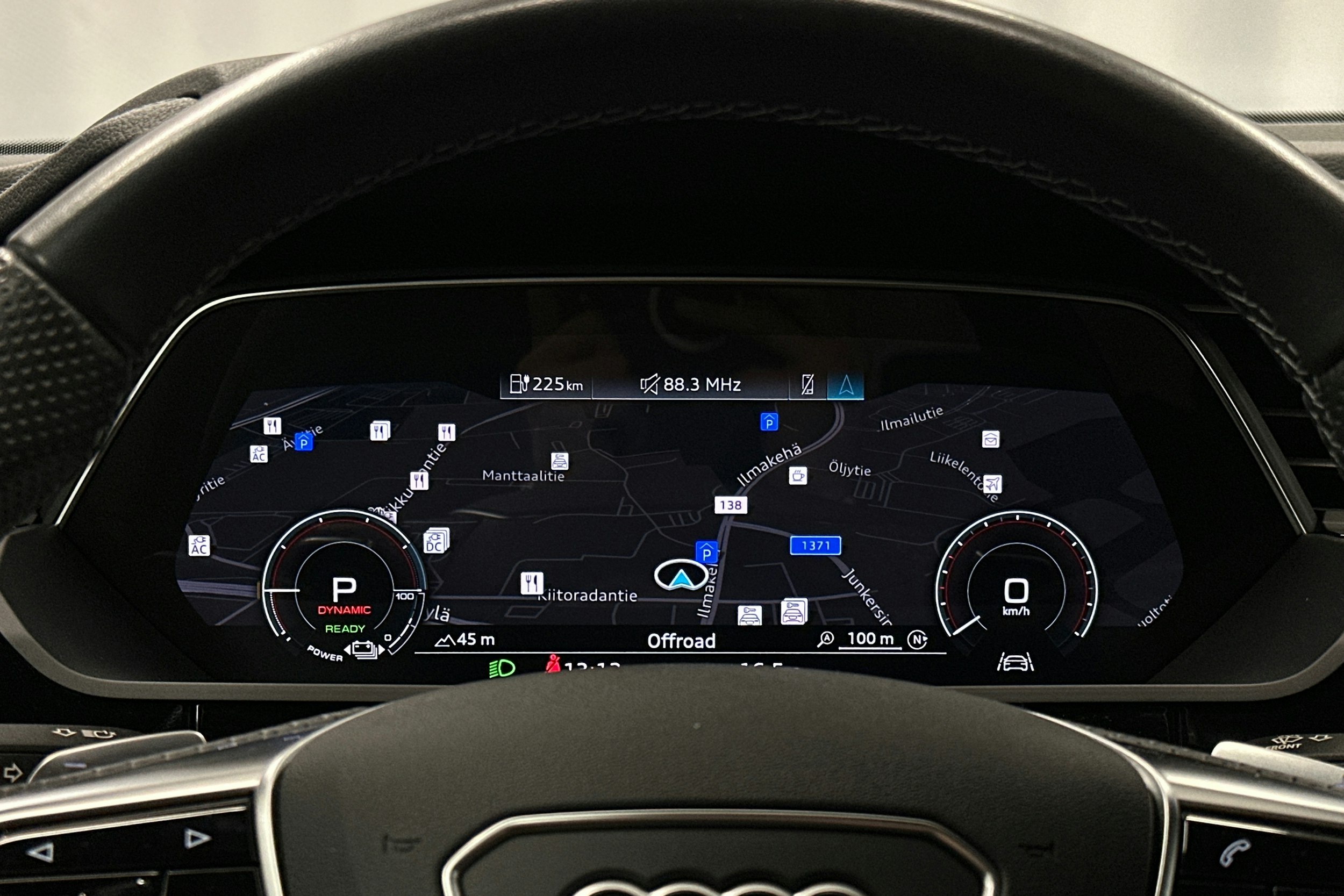 valkoinen Audi e-tron 2023 kuva 21.