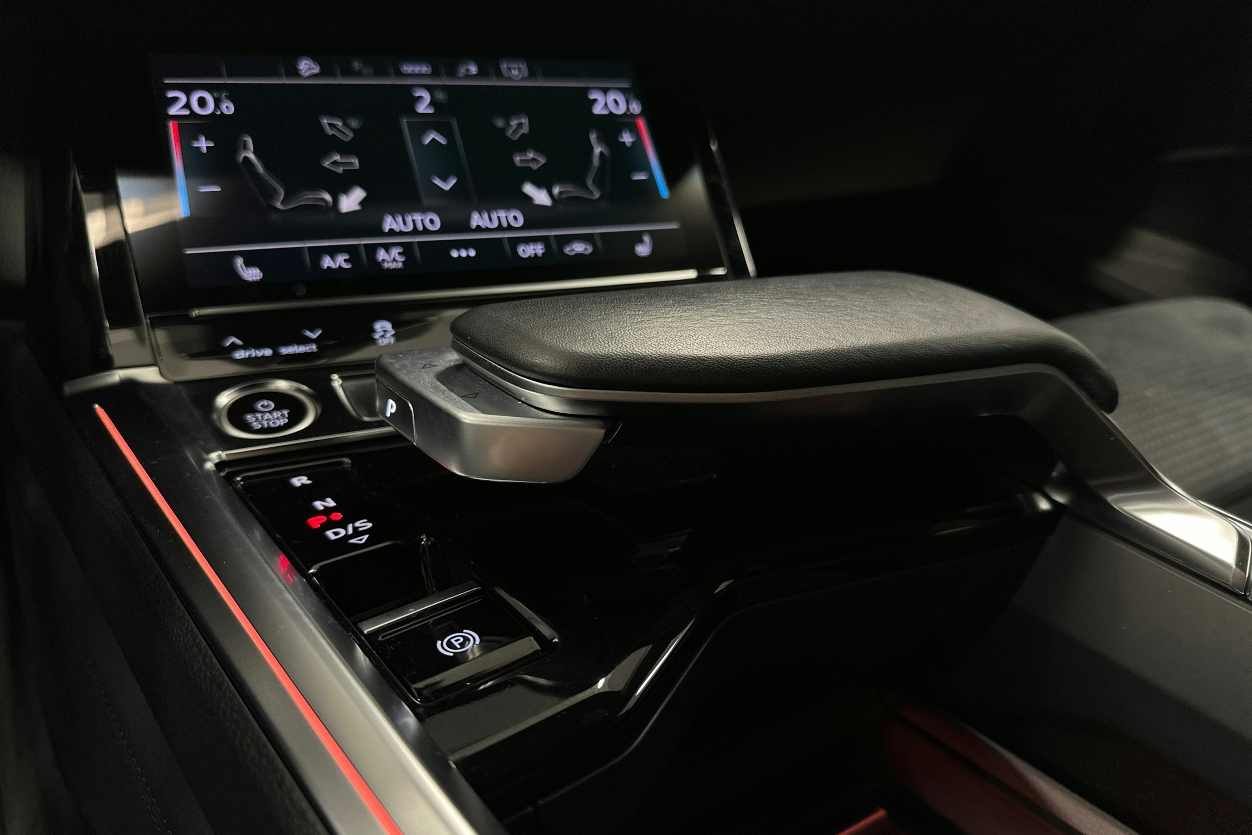 valkoinen Audi e-tron 2023 kuva 22.