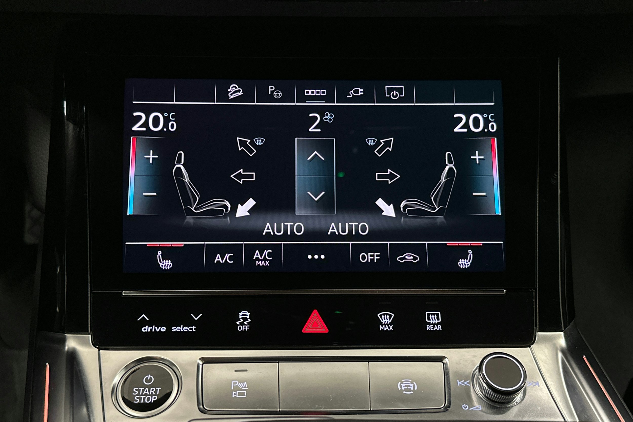 valkoinen Audi e-tron 2023 kuva 23.