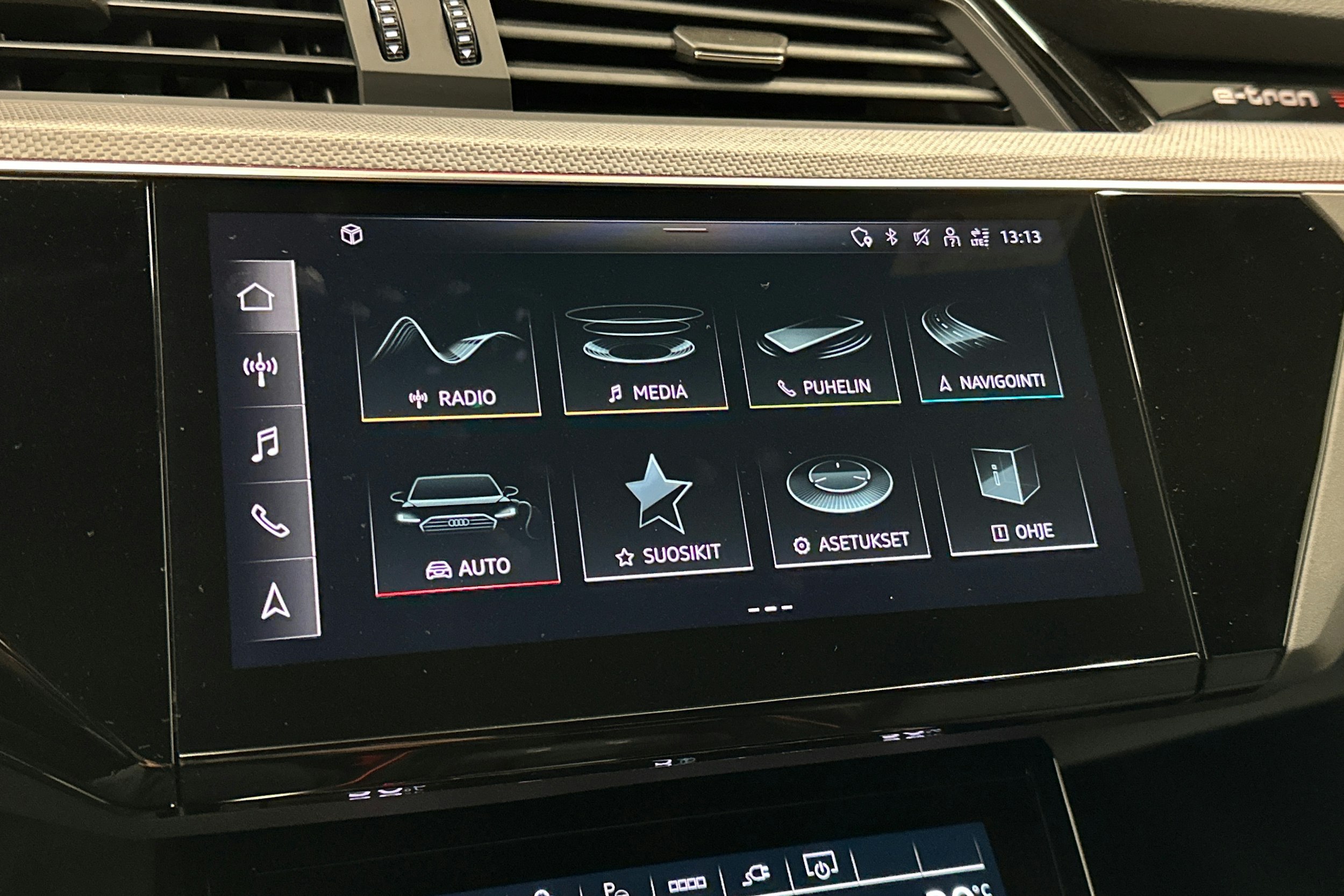 valkoinen Audi e-tron 2023 kuva 24.