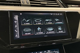 valkoinen Audi e-tron 2023 kuva 24.