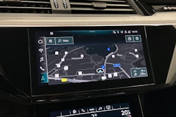 valkoinen Audi e-tron 2023 kuva 25.